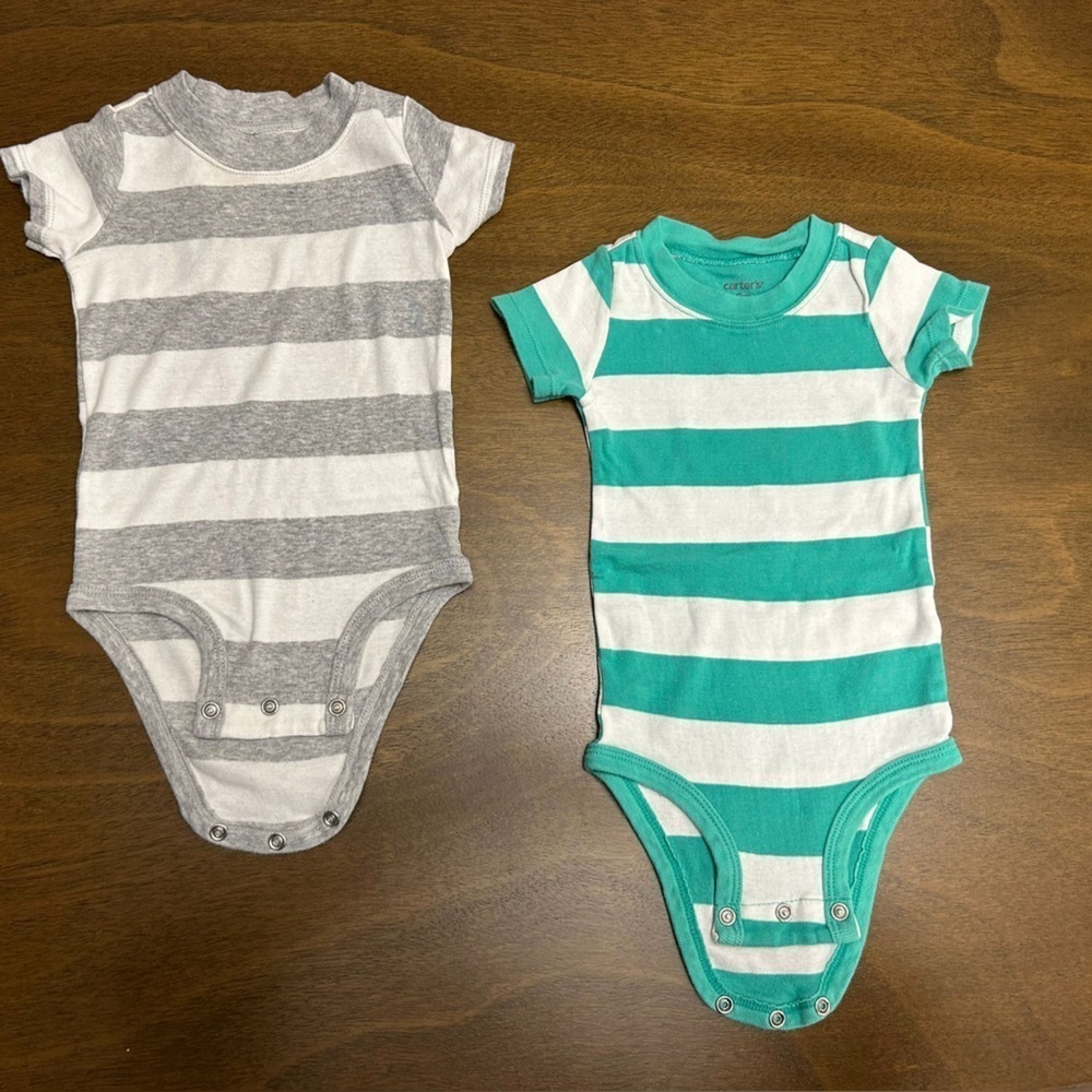 2ct Short Sleeve Baby Bodysuits 9 Months. Carters (0241)